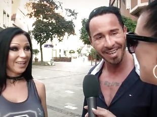 SKANDAL IN STUTTGART - Outdoor Sex casting auf der Straße mit Latina paar