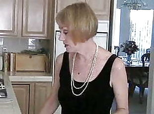 Amateur Granny Exposes Her Slutty Side