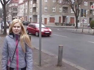 Dünne deutsche Frau mit kleinen Titten auf der Straße zum Casting abgeschleppt